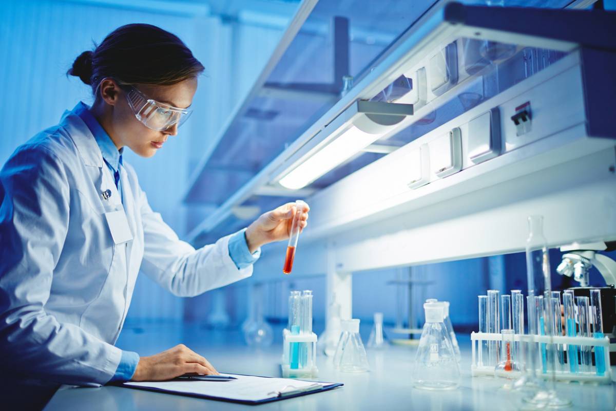 Laboratoires : faut-il externaliser vos process business ?