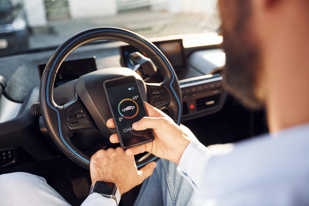 Les enjeux de la confidentialité et de la protection des données pour les véhicules électriques connectés