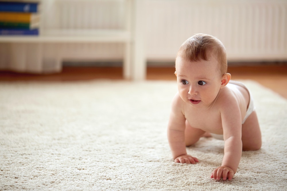 Comment les couches Pampers peuvent-elles améliorer leur stratégie de distribution pour toucher de nouveaux clients ?