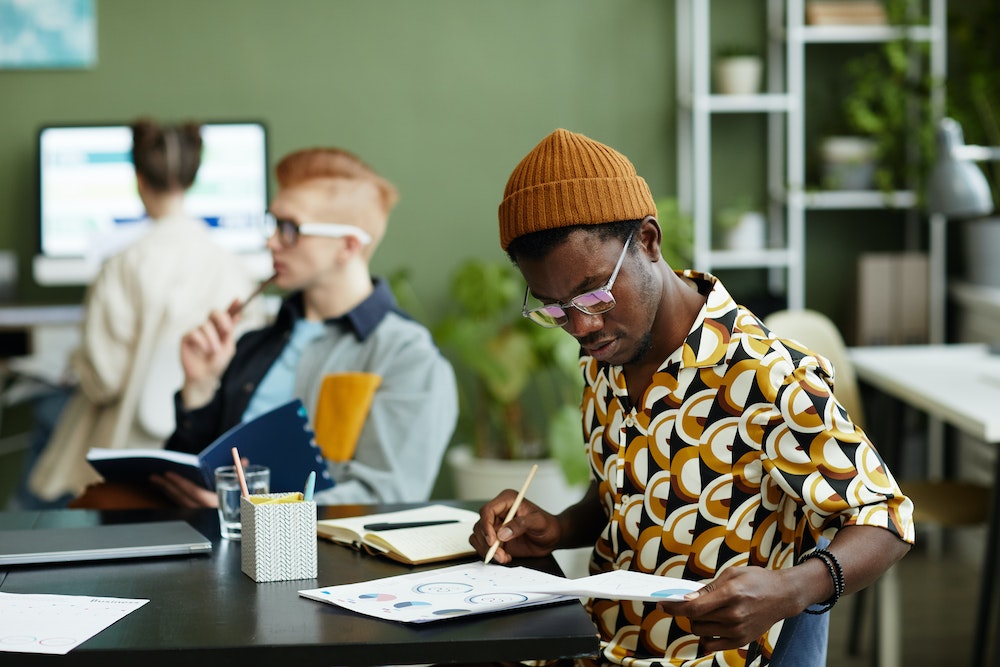 Tenue professionnelle obligatoire : enjeux et impacts sur le monde du travail